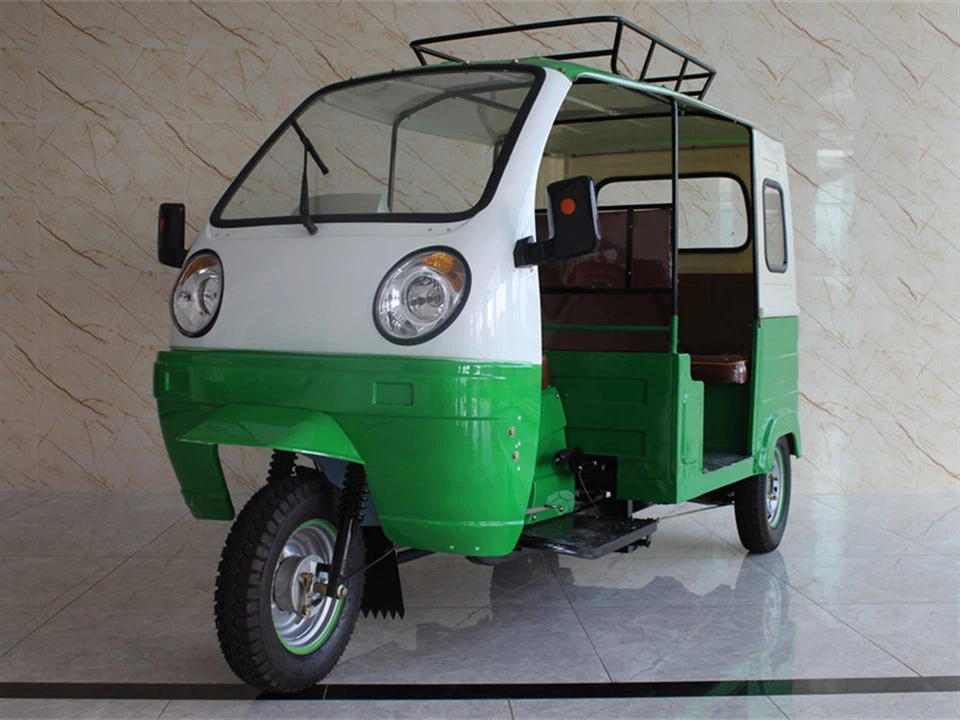 2 reisija kolmerattalist jalgratast